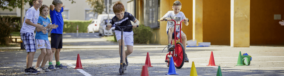 Verschiedene Freizeitspiele für Kinder, Familien und Vereine beim Spielen im Garten und Außenbereich