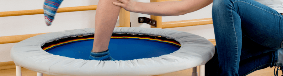 Gesundheitstrampolin für Therapiebedarf in Praxisumgebung mit elastischer Sprungmatte