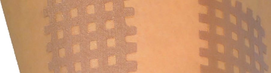 Netzartiges Gittertape zur Therapieunterstützung für verschiedene Körperbereiche anwenden