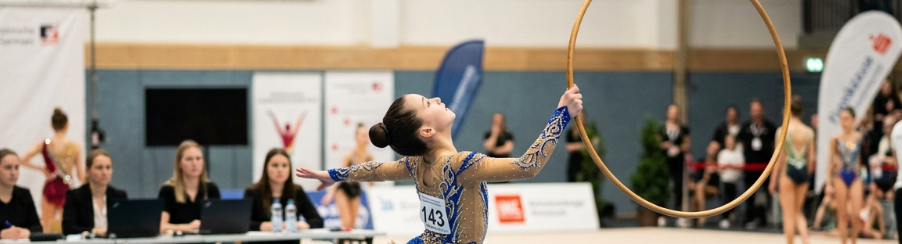 Hölzerner Gymnastikreifen für Training und Wettkampf mit natürlicher Oberfläche auf Turnfläche