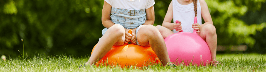 Bunte Hüpfbälle für Freizeitspiele im Garten und Innenbereich, ideal für Kinder und Erwachsene