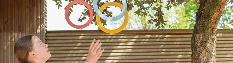 Mehrere farbige Jonglierringe für Freizeitspiele, gestapelt aufeinander, ideal für Kinder, Gruppen und Erwachsene