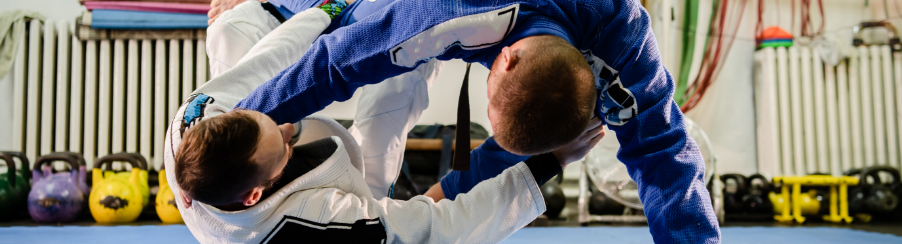 Zwei Kampfsportler im Judo Zubehör im Training oder Wettkampf