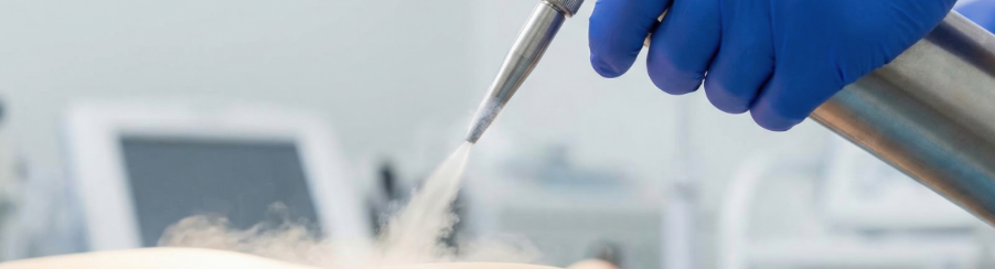 Therapiebedarf: Anwendung eines Kältetherapie Geräts im medizinischen Behandlungsumfeld