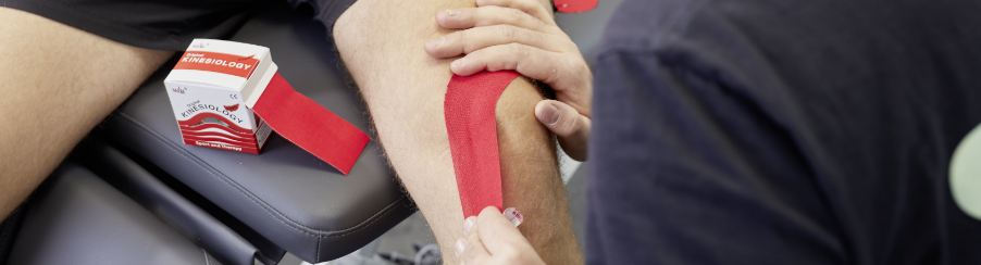 Elastisches Kinesio Tape zur therapeutischen Anwendung bei Muskelschmerzen und Verspannungen