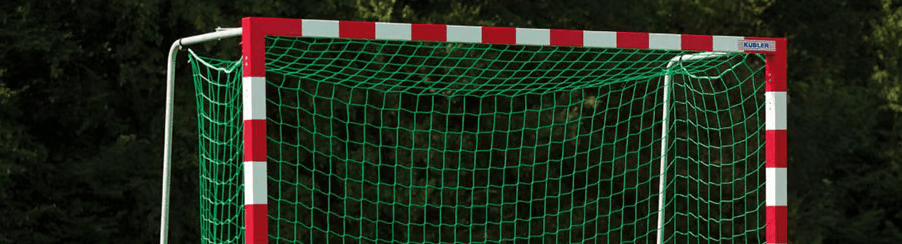 Hochwertige Kleinfeldtore auf einem Sportplatz, ideal für Training und Wettkampf im Teamsport