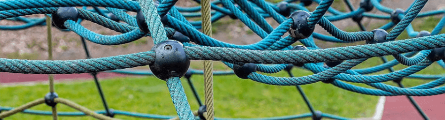 Robustes Klettergerüst Outdoor für Spielplätze mit vielseitigen Spielelementen sicher aufgestellt