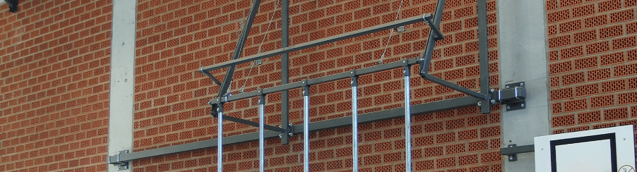 Kletterstange als Turngerät für Sporthallen und Vereine, fest installiert in einer modernen Sporthalle