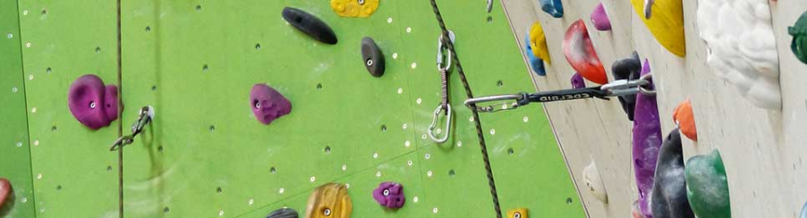 Kletterwandzubehör mit Klettergriffen, Sicherungselementen und Trainingsmodulen an einer modernen Kletterwand für Training und Vereinsbetrieb