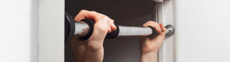 Fitnessgerechte Klimmzugstange mit Schaumstoffgriffen im Türrahmen, ideal für Zuhause und Studio
