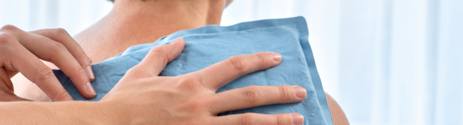 Mehrere Kalt-Warm-Kompressen als Medizinprodukt für Therapiebedarf und Physiotherapie auf einem Tisch