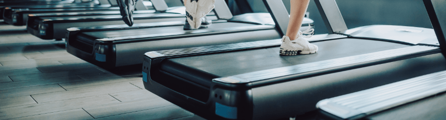 Modernes Laufband mit Display und breiter Lauffläche für das Fitness- und Ausdauertraining