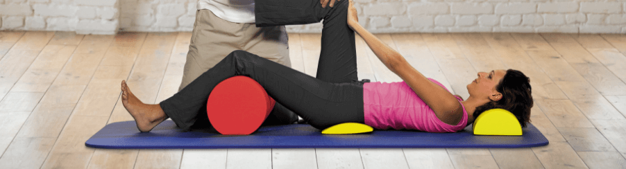 Anatomisch geformtes Lordosekissen als orthopädisches Stützkissen für den Therapiebedarf auf einem Praxisstuhl