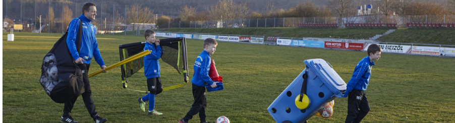 Vereinsmannschaft in einheitlicher Mannschaftsausstattung auf dem Sportplatz