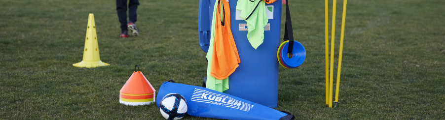 Markierungsscheiben in verschiedenen Farben auf einem Spielfeld, ideal für Trainingsbedarf im Verein