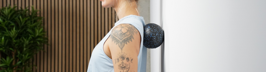 Massageball auf weißem Hintergrund, geeignet für therapeutische Selbstmassage und professionelle Physiotherapie