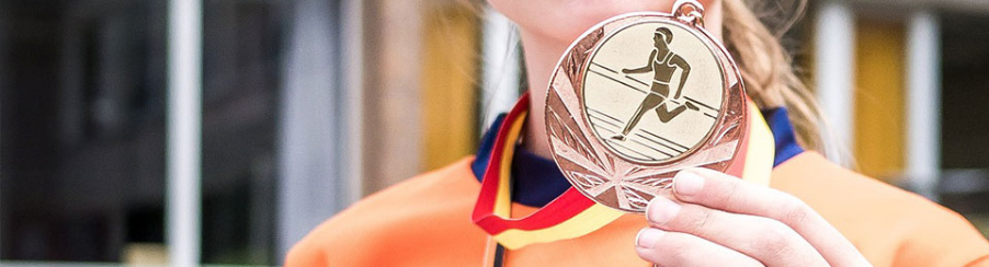 Verschiedene Medaillen als Auszeichnungen für Vereinswettkämpfe und Siegerehrungen, präsentiert auf einem Tisch