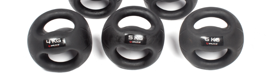 Verschiedene Medizinbälle mit Griff für Fitness, Training und Sport