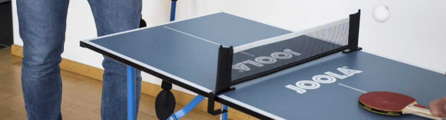 Moderne Mini Tischtennisplatte für Racketsport-Fans im Einsatz – ideal für Freizeit, Schule und Verein