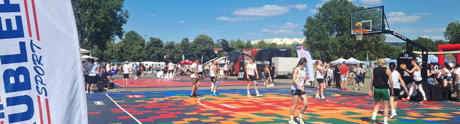 Mobile Basketballanlage für Teamsport, flexibel mit höhenverstellbarem Korb und stabilem Backboard in Sporthalle