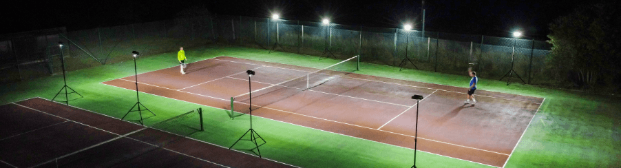 Mobile Flutlichtanlage mit Lichtmast und LED-Strahlern zur flexiblen Ausleuchtung eines Sportplatzes