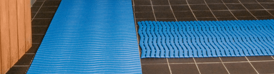 Rutschfeste und hygienische Nassraummatte für Schwimmbad, Umkleide und Barfußbereiche im Wassersport