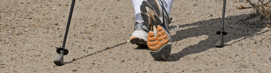 Fitnessbegeisterte nutzen Nordic Walking Gummipuffer auf Asphalt und Gelände zur Dämpfung und für optimalen Grip