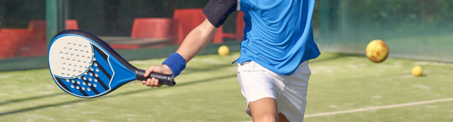 Padel Schläger für Racketsportler als Teil der Padel Ausrüstung auf einem Spielfeld