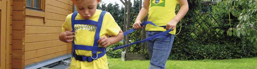 Kinder nutzen eine Pferdeleine beim Freizeitspiel im Garten oder Kindergarten