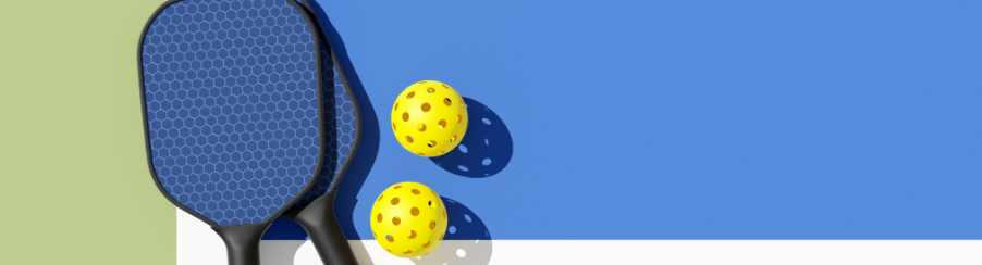 Mehrere Pickleball Bälle für Training, Freizeit und Turniere auf einem Spielfeld – Auswahl hochwertiger Bälle für Pickleball