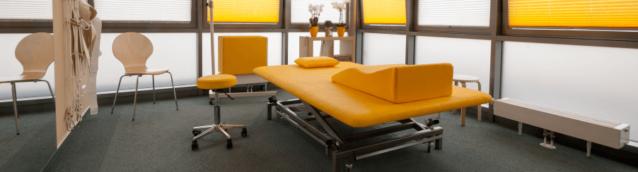 Moderne Praxiseinrichtung im therapeutischen Bereich mit hochwertigen Möbeln und funktionalen Arbeitsflächen in einer freundlich gestalteten Praxis