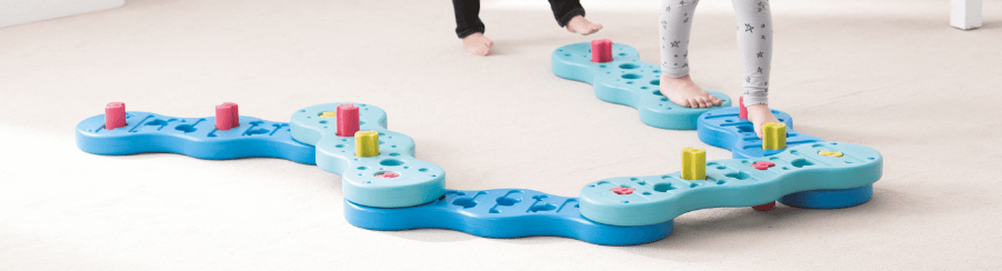 Psychomotorik Material wie Bewegungsspiele, Bohnensäckchen, Gruppenspiele und Rollbretter für therapeutische Förderung