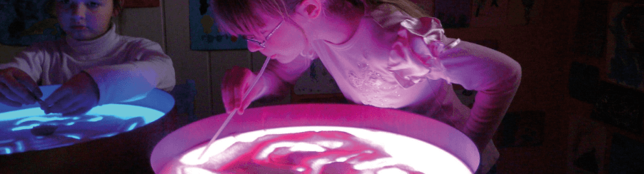 Therapiematerial zur Sandtherapie mit Sandkasten, Figuren und Zubehör für den professionellen Einsatz in der Therapie