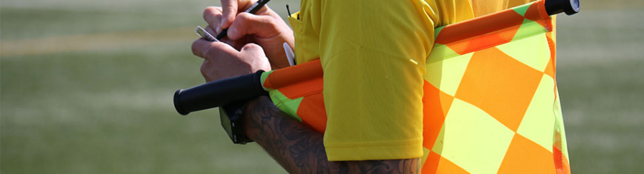 Schiedsrichter Ausrüstung für Vereine mit Pfeifen, Auswechseltafeln und Zubehör auf dem Spielfeld