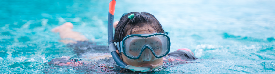 Verschiedene Schnorchel für den Wassersport am Beckenrand und im offenen Wasser