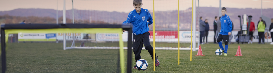 Vereinstraining mit Slalomstangen auf dem Sportplatz – vielseitige Trainingsstangen für Koordination und Technik