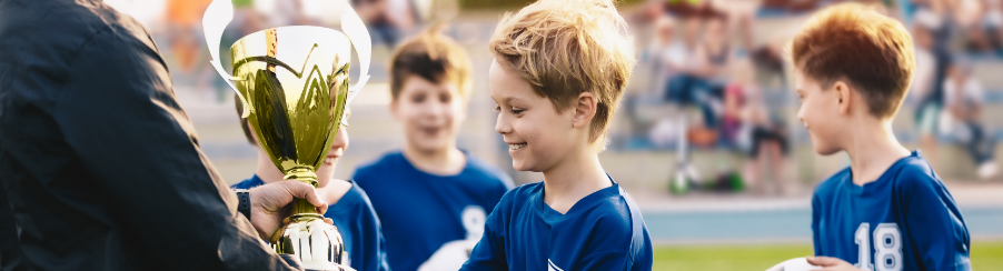 Bannerbild mit Sportauszeichnungen für Vereine: Medaillen, Pokale und Urkunden zur Ehrung sportlicher Leistungen im Vereinsbedarf