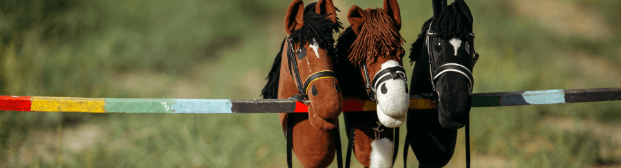 Kinder spielen mit Steckenpferden im Freien und erleben kreativen Freizeitspaß
