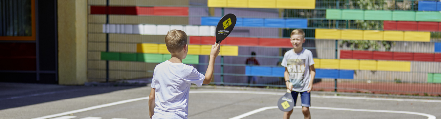 Street Racket Ausrüstung mit Schlägern, Softbällen und Spielfeld-Markierung für Rückschlagspiele auf Straße und Pausenhof
