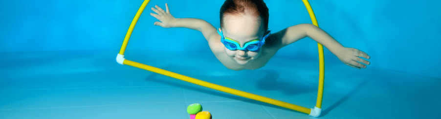 Bunte Tauchbögen auf dem Beckenboden für Training und Spiel im Wassersport
