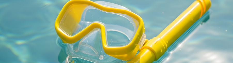 Mehrteiliges Tauchset bestehend aus Tauchmaske, Schnorchel und Flossen für Wassersportler im Einsatz