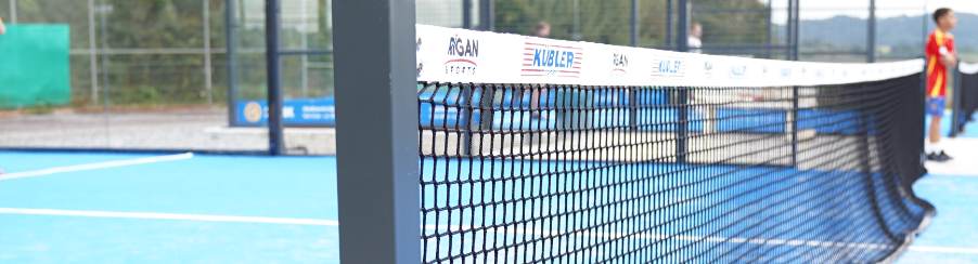 Tennisnetz auf einem professionellen Tennisplatz für Training und Wettkampf – geeignet für Racketsport in Verein, Schule und Freizeit