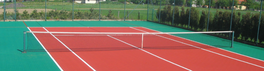 Hochwertige Tennisnetzpfosten auf Tennisplatz für Vereine und Racketsportler