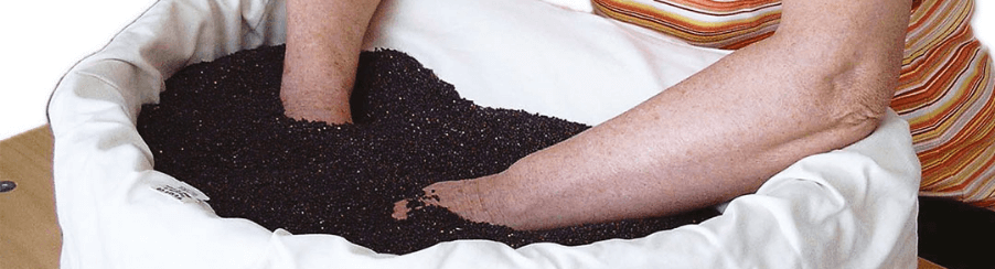 Therapiesand für Therapiebedarf in verschiedenen Varianten für Kinder und Erwachsene auf einem Tisch