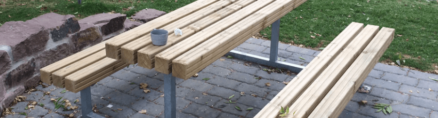 Kinderfreundliche und wetterfeste Tisch Bank Kombination auf einem Spielplatz mit robustem Tisch und integrierten Sitzbänken
