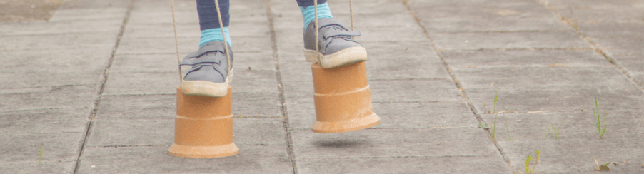 Mehrere bunte Topfstelzen mit Seilen als Spielgerät für Freizeitspiele und Kinder im Außenbereich