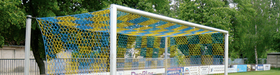 Stabiles Tornetz fürs Großfeld in Blau-Gelb an einem Fußballtor auf dem Sportplatz befestigt