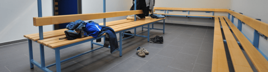 Umkleideraum für die Anlagenausstattung mit Sitz- und Aufbewahrungslösungen im professionellen Einsatz