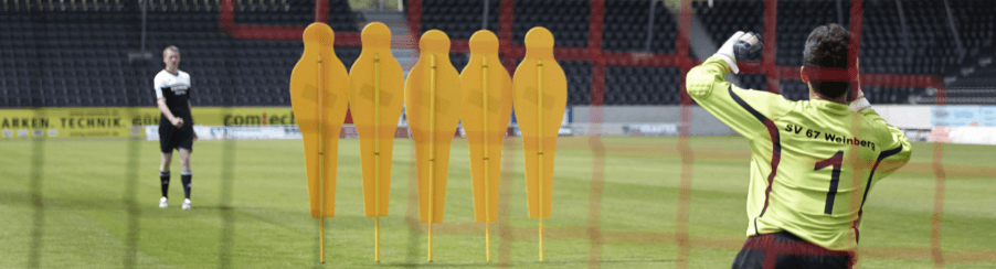 Fußballspielerin nimmt Anlauf zum Freistoßtraining vor einem Torschussdummy