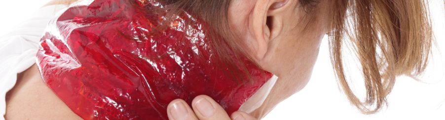 Mehrere Wärme Kompressen für den professionellen Therapiebedarf liegen steril und gebrauchsfertig auf einer Behandlungsliege